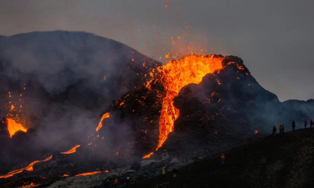 Ισλανδία: Εντυπωσιακό θέαμα με "πύρινους πίδακες" από ηφαίστειο